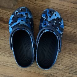 Size 5 Young Crocs (blue)