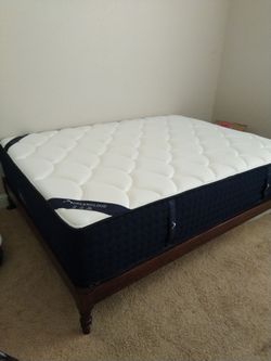 DreamCloud Mattress with Solid wood frame Excellent Condition