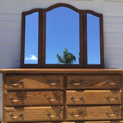 DRESSER WITH MIRROR DECOR
