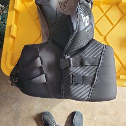 https://offerup.com/redirect/?o=SE8uQWR1bHQ= Mens XXL Vest