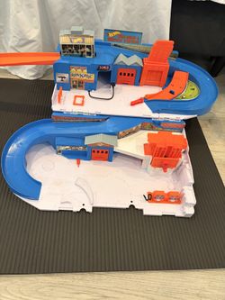 Hot Wheels car wash & service station