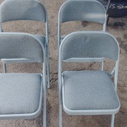 Foldable chair with padding