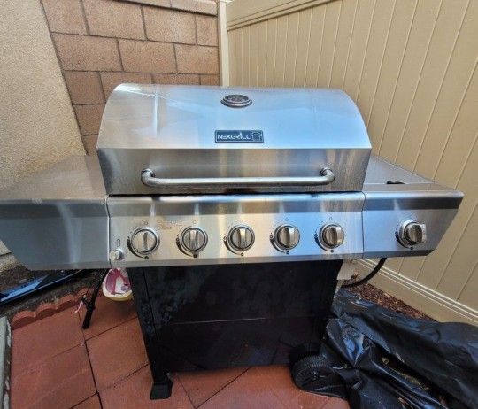 Nexgrill
5-Burner Propane Gas Grill in Stainless Steel with Side Burner and Condiment Rack