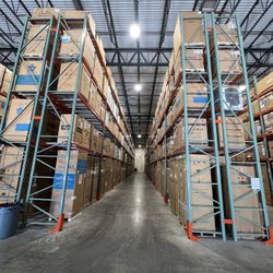 Industrial Warehouse Pallet Racking Teardrop Wire Decks Beams Uprights Forklifts Dock Plates 