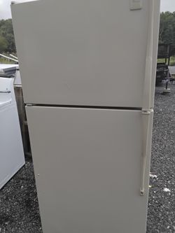 Nice Alound Whirlpool Refrigerator Freezer With Ice Maker OEM Very Clean Like New.