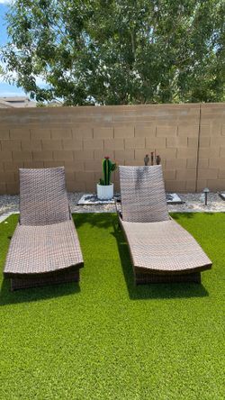 Awesome chaise loungers! Pool time!