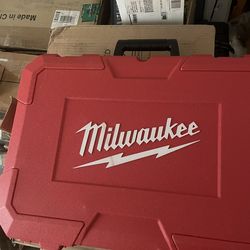 Milwaukee® 2674-22C M18™' SHORT THROW PRESS TOOL KIT WITH 10-20-0693 PEX CRIMP JAWS OBO