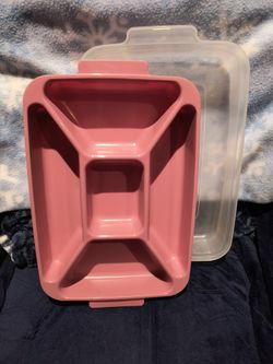 Rubbermaid pink rectangular divided tray with cover, pre-owned