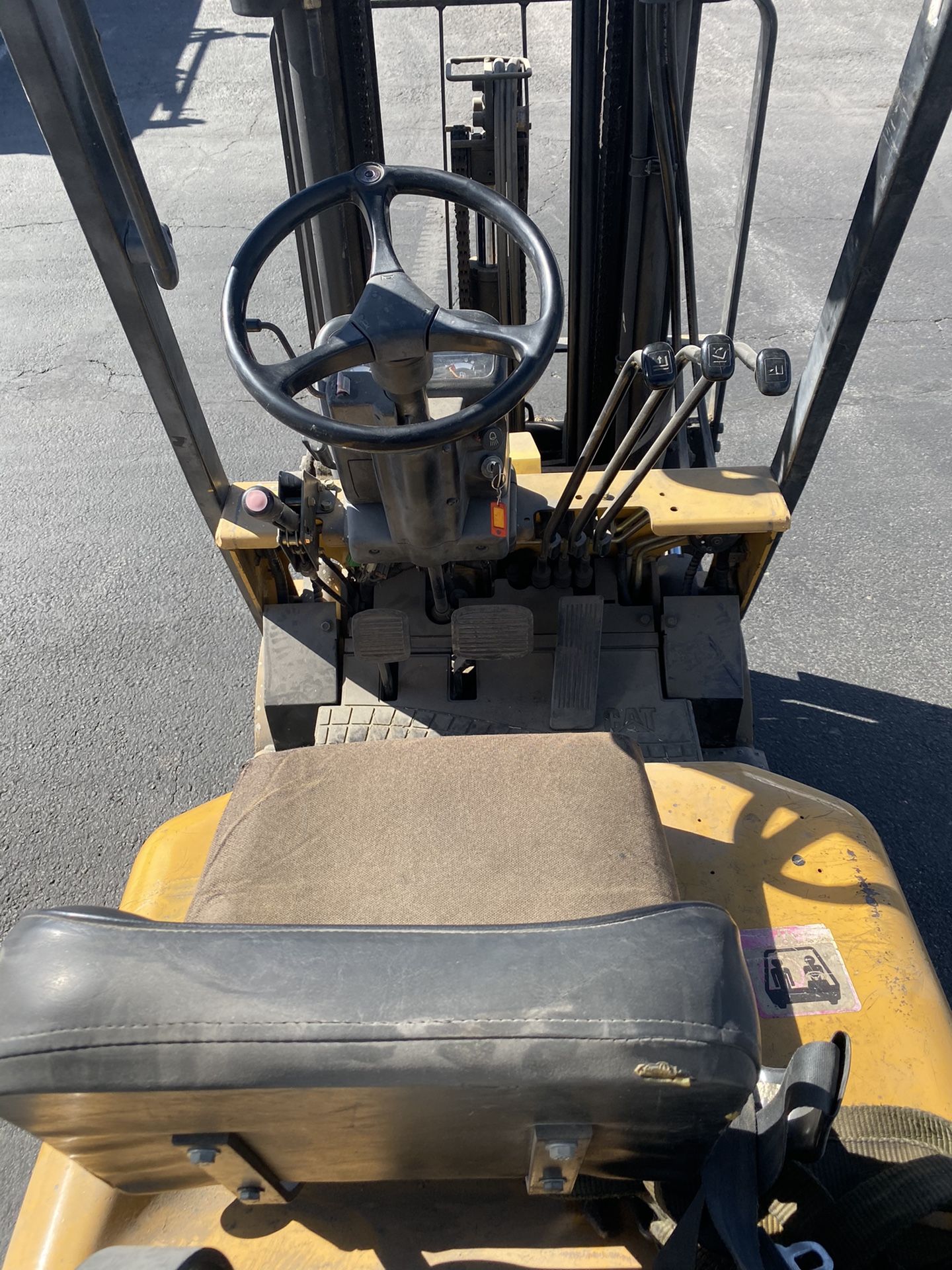 Caterpillar forklift 3000lbs, triple mast, side shift, propane tank not includes