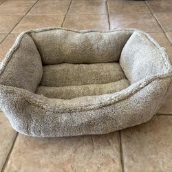 Like New Comfy Pet Bed