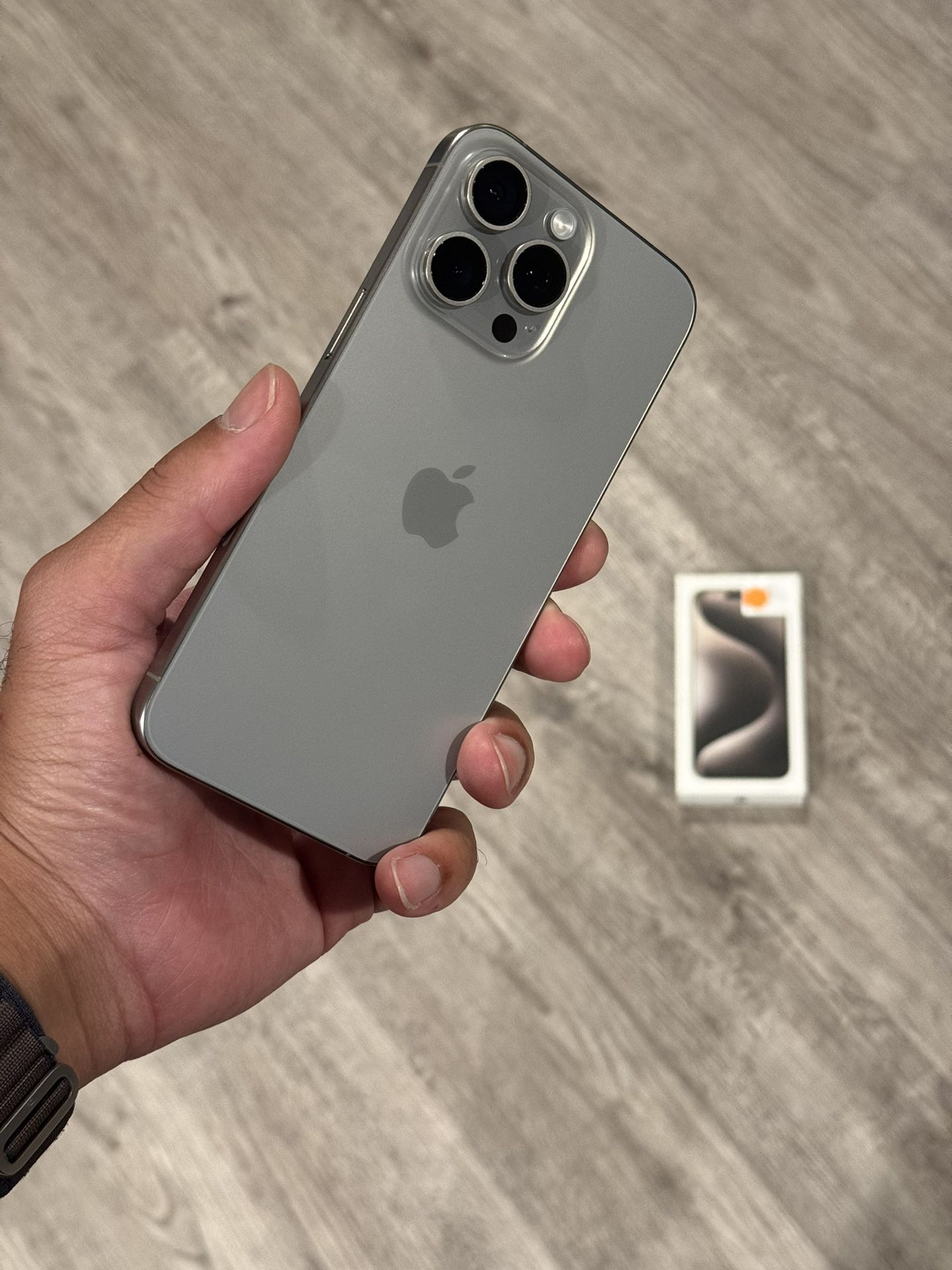 iPhone 15 Pro Max UNLOCKED - 1TB - Natural Titanium