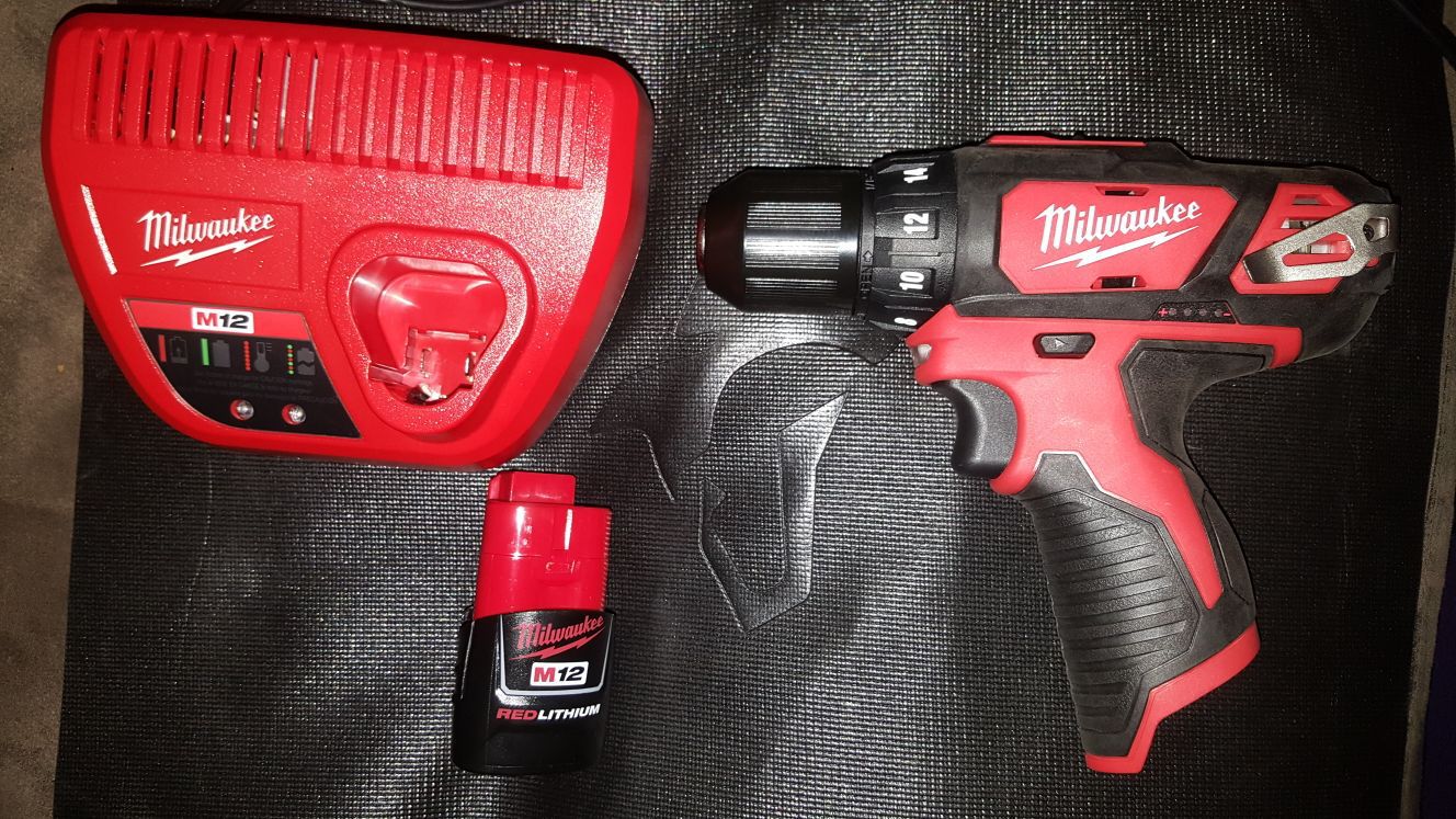 Milwaukee M12 drill with battery and charger brand new