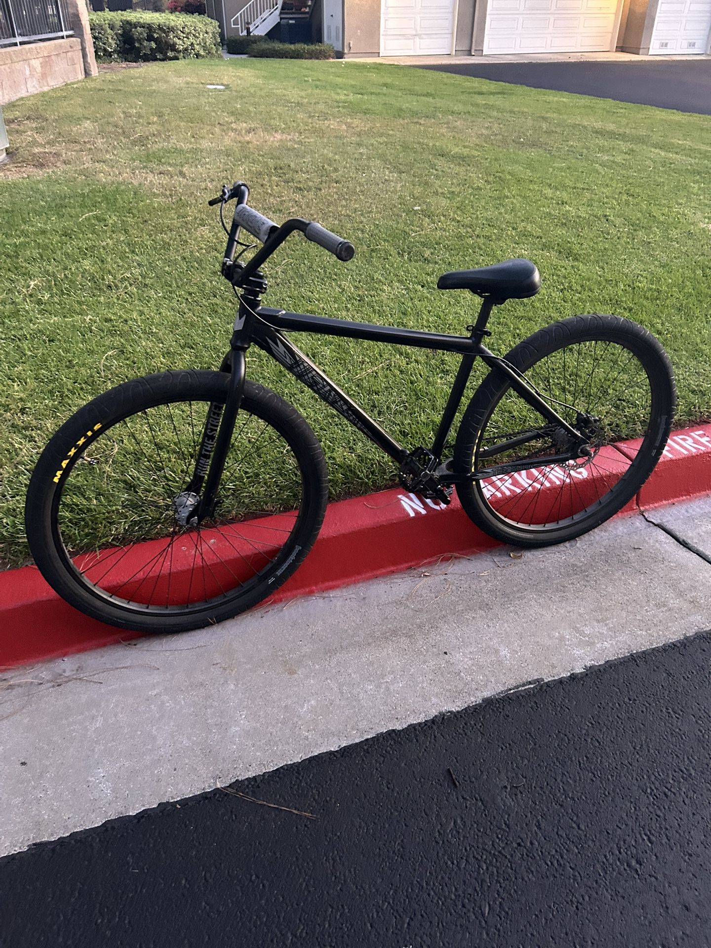 Throne Wheelie Bike 29 Inch Goon