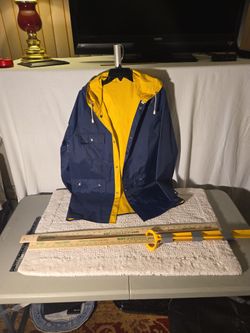 Woman's Hooded Rain Jacketv