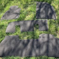 2018-19 Chevy Traverse / Enclave SUV 4 piece Charcoal Gray Carpet Kit OE Dealer GM parts - Brand New !!!