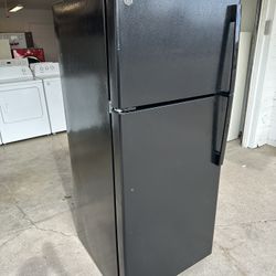 GE Refrigerator ( 1 Month Warranty)