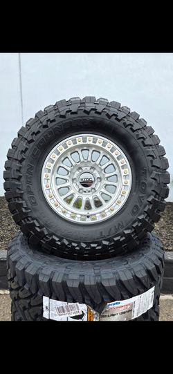 17" KMC w/ 35x12.50R17 Toyo MT Open Country