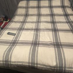 Full Adjustable Bed / Remote / Mattress 