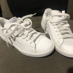 New Women’s Pumas Size 5.5