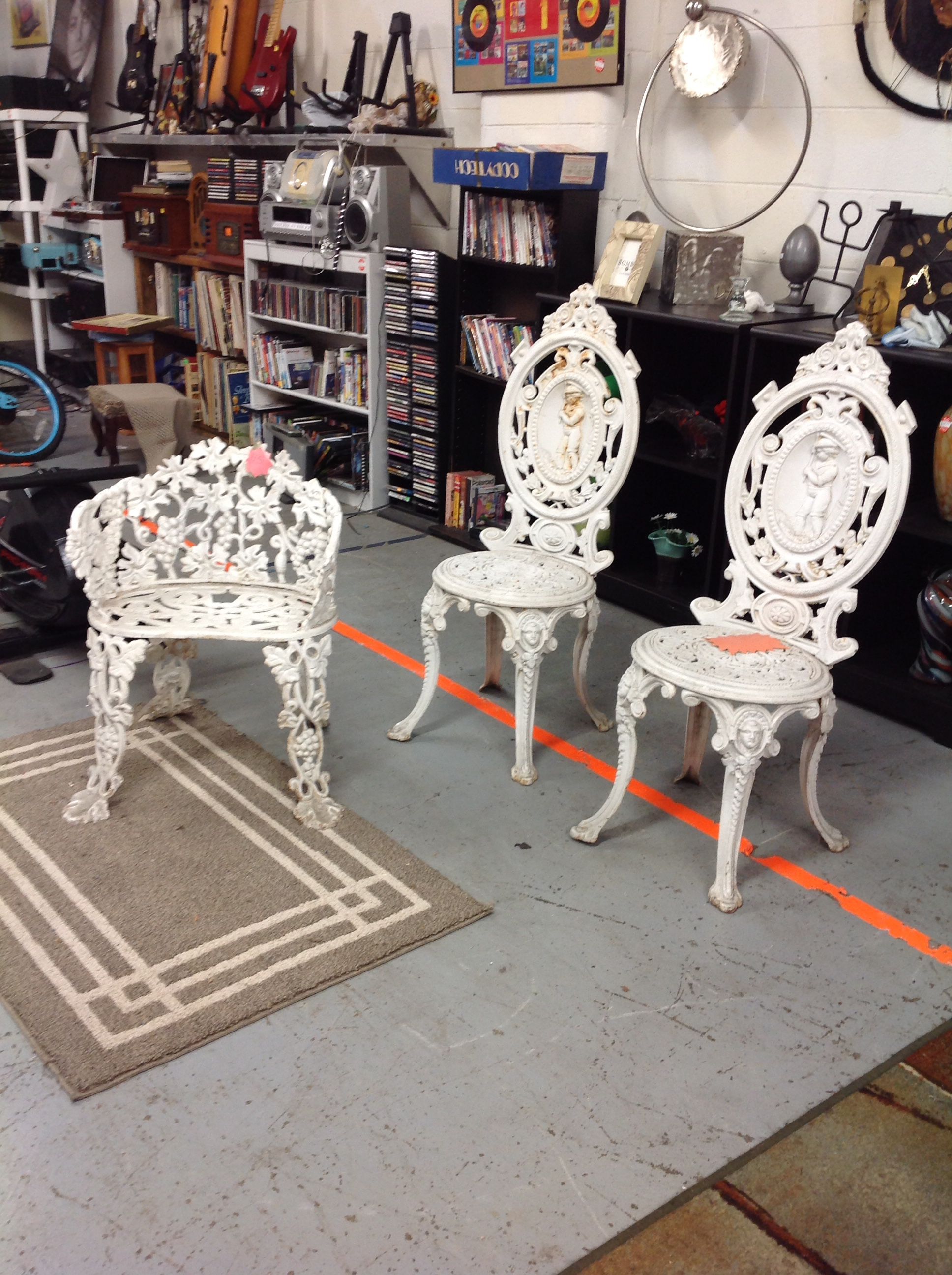 White Vintage Heavy Duty Cast Iron Garden Set For Sale