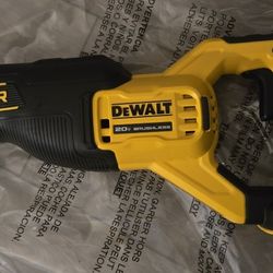 Dwalt XR 20 V Saw Saw