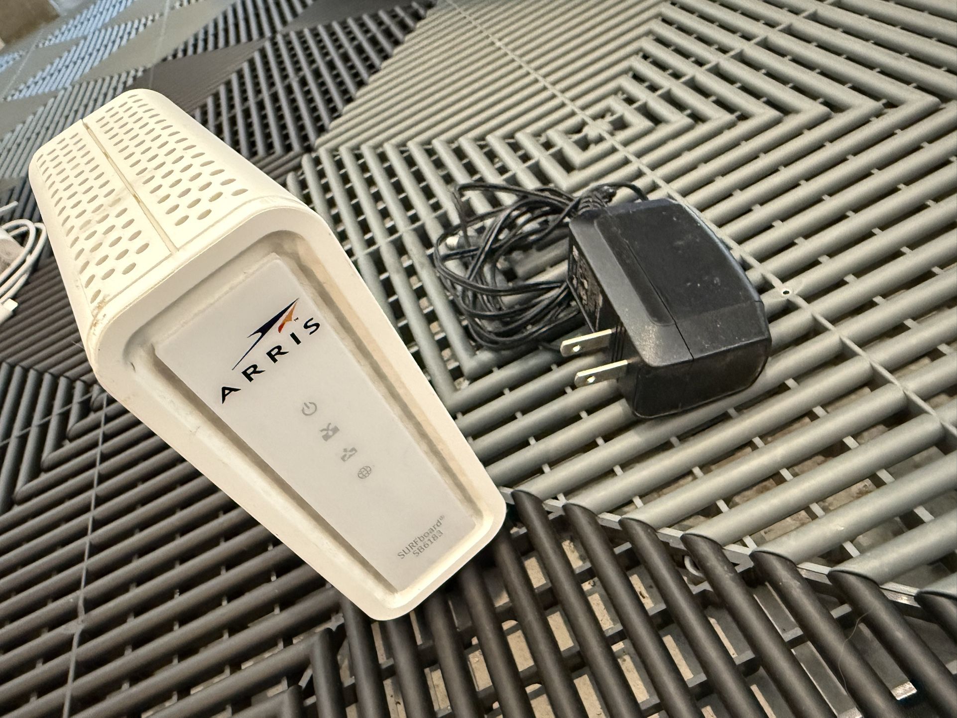 ARRIS SURFboard - SB6183 - DOCSIS 3.0 16x4 Gigabit Cable Modem