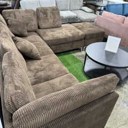 Brown Living Room Sectional With Ottoman / Seccional De La Sala De Estar Marrón Con Otomana