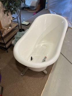 Clawfoot tub