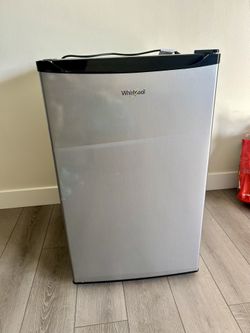 mini fridge/refrigerador