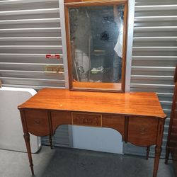 ANTIQUE VICTORIAN VANITY WITH MIRROR.