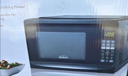 Brand New Sunbeam Microwave Black 0.7 Cu.ft. Sealed