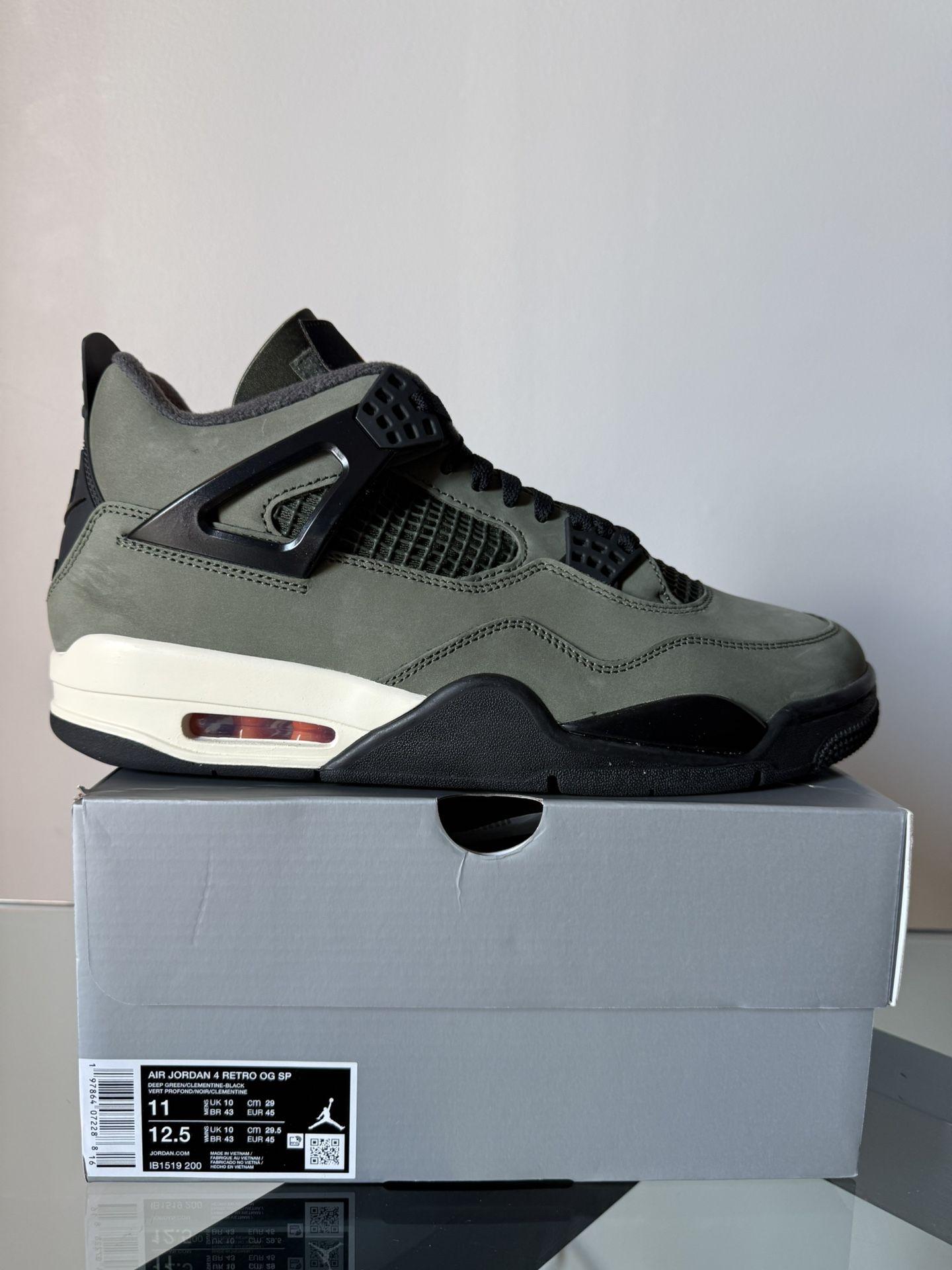 Jordan 4 Undefeated - 11 M
