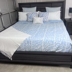 Cal King Bed. Includes a 12 inch memory foam mattress and box springs. All in good condition. Hablo español y entrego
