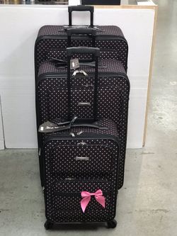 3 pice luggage set includes large size 28"(50Ib), medium size luggage (24") and TSA accepted Carry-on size (20 "). Features spinner wheels for 360 de