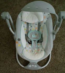 LIKE NEW! BABY SWING