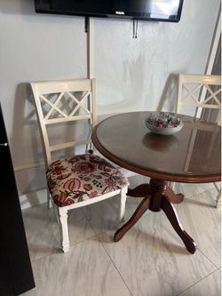 Round dinning table with 2 chair