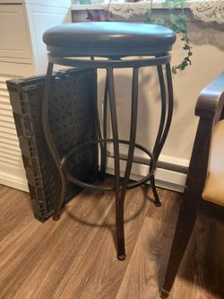 Swivel Bar Stool with Cushioned Seat