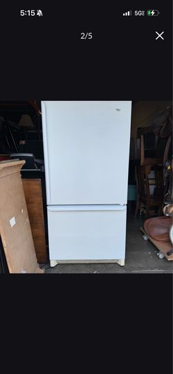 Amana 21.9 cu. ft. Bottom Freezer Refrigerator Clean and Good Condition