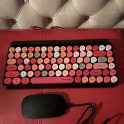 Bluetooth Keyboard and mouse.                                  Perfect for an ipad in great condition 