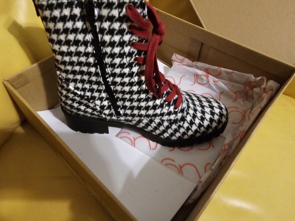 White Black Hounds Boots Size 8