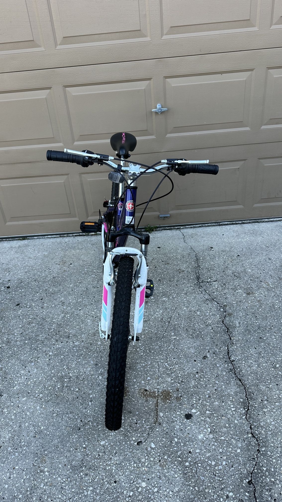 Schwinn Ranger 24" Inch Wheel Tire Mountain Bike Aluminum Frame Suspension Fork Bicycle Shimano Tourney 21 speed Rear Derailleur & Twist Shifters