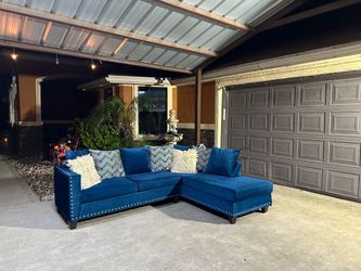 Beautiful modern blue sectional super nice and comfy all pillows included asking 550