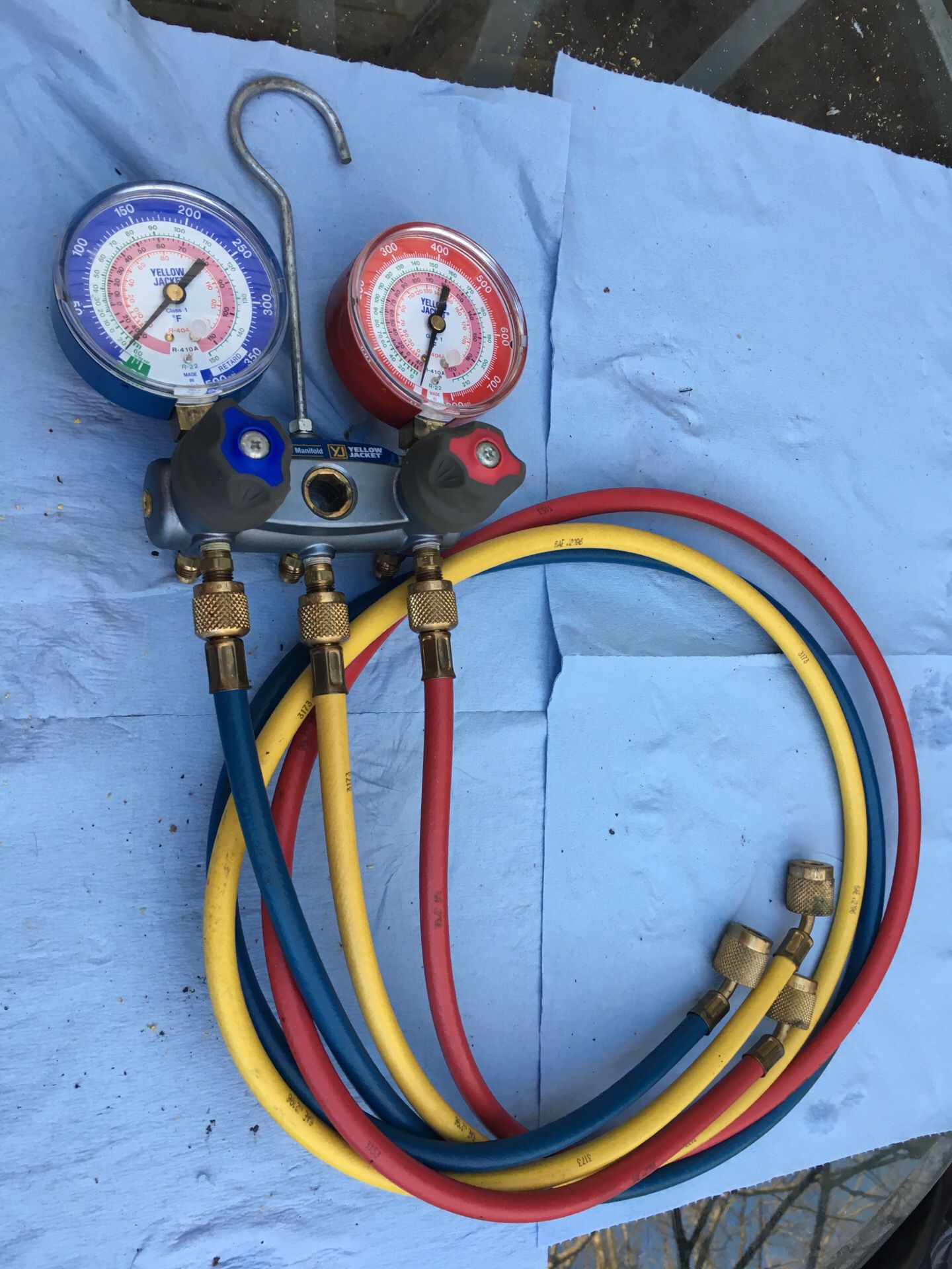 Yellow jacket Titan 2-valve test and charging manifold
