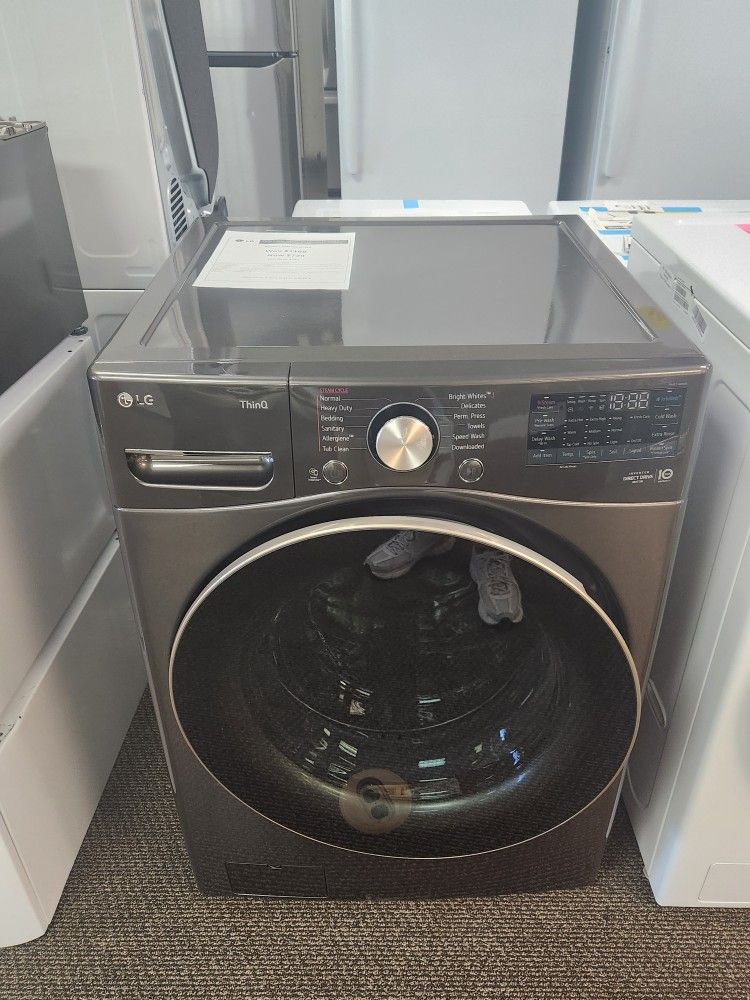 4.5 cu. ft. Large Capacity High Efficiency Stackable Smart
Front Load Washer with TurboWash360 and Steam in
Black Steel