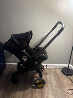 Doona÷ carseat stroller with base