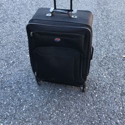 28 inch luggage for 50 pound with four wheels in the bottom