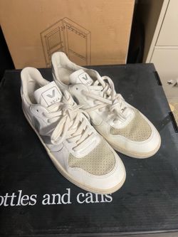 FS: Veja mens sneakers Sz 8.5 clean