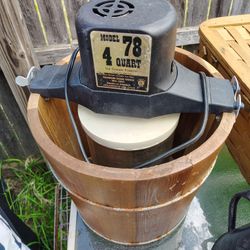 Model 78 4 Quart Ice Cream  Freezer  Richmond Cedar Works  VINTAGE