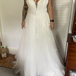 NWT V-Neck, A-Line Wedding Dress
