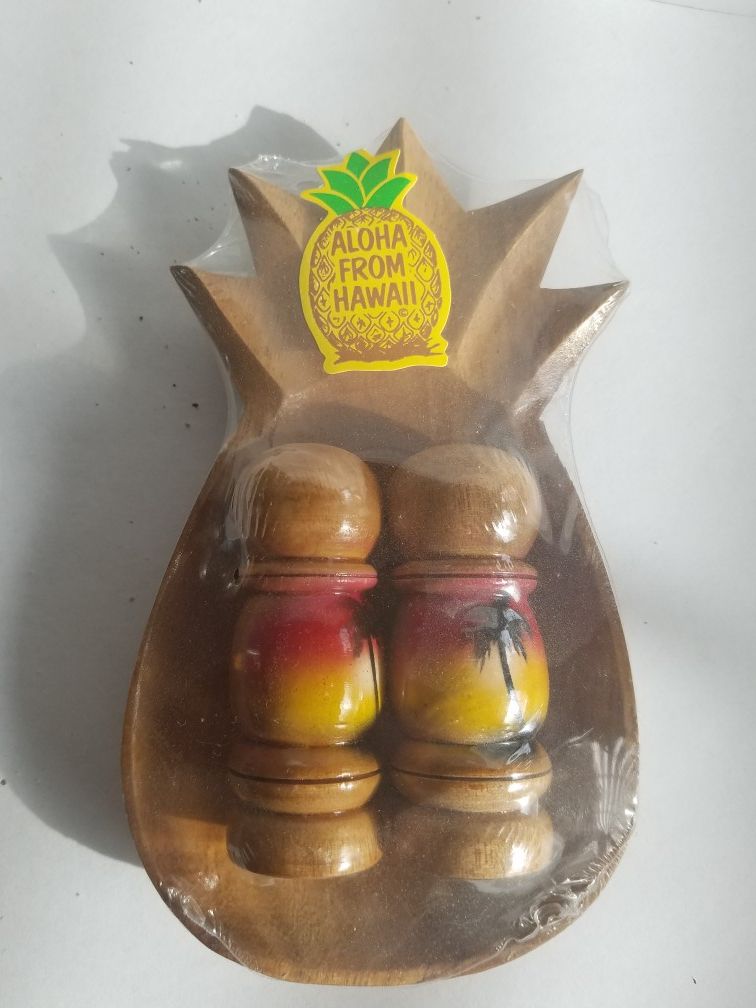 Hawaiian salt and pepper shakers
